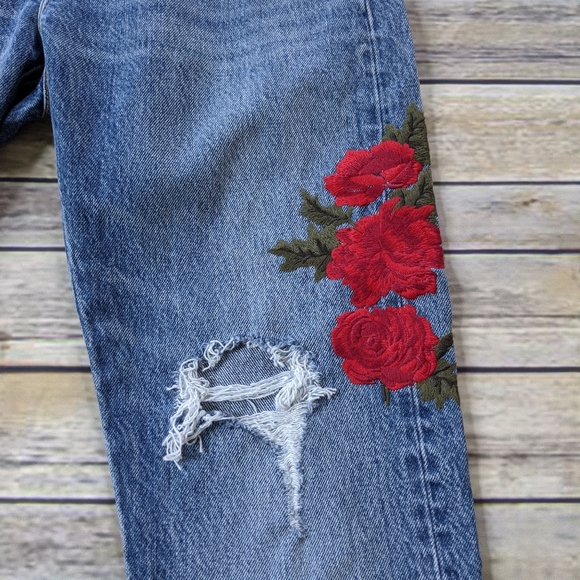 Levi's Rose Embroidered Distressed Tapered… - Picture 8 of 15